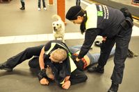 20121107 Alex U-Bahn Wachschutz will Obdachlosen aus der U-Bahn entfernen